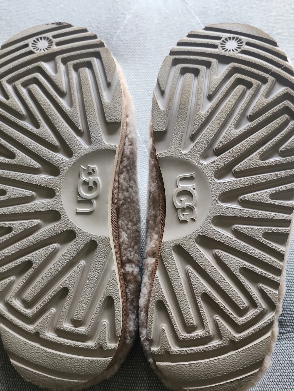 UGG Tasman Maxi Curly Plush Sheepskin Slip On comfort Size 4